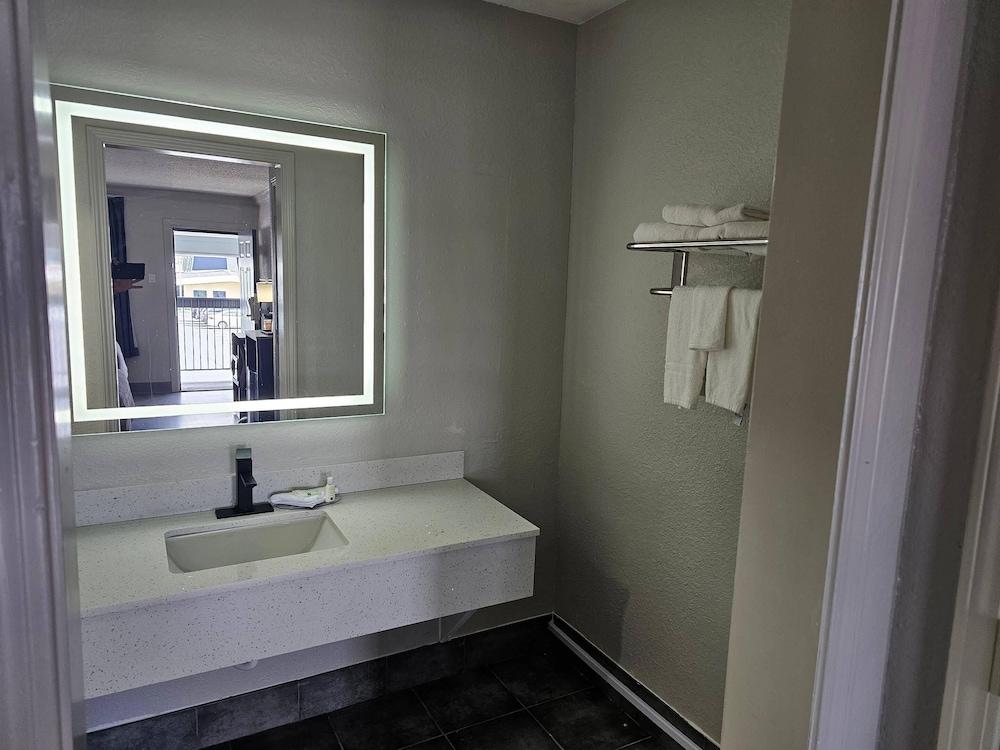 Quality Inn & Suites photo 22