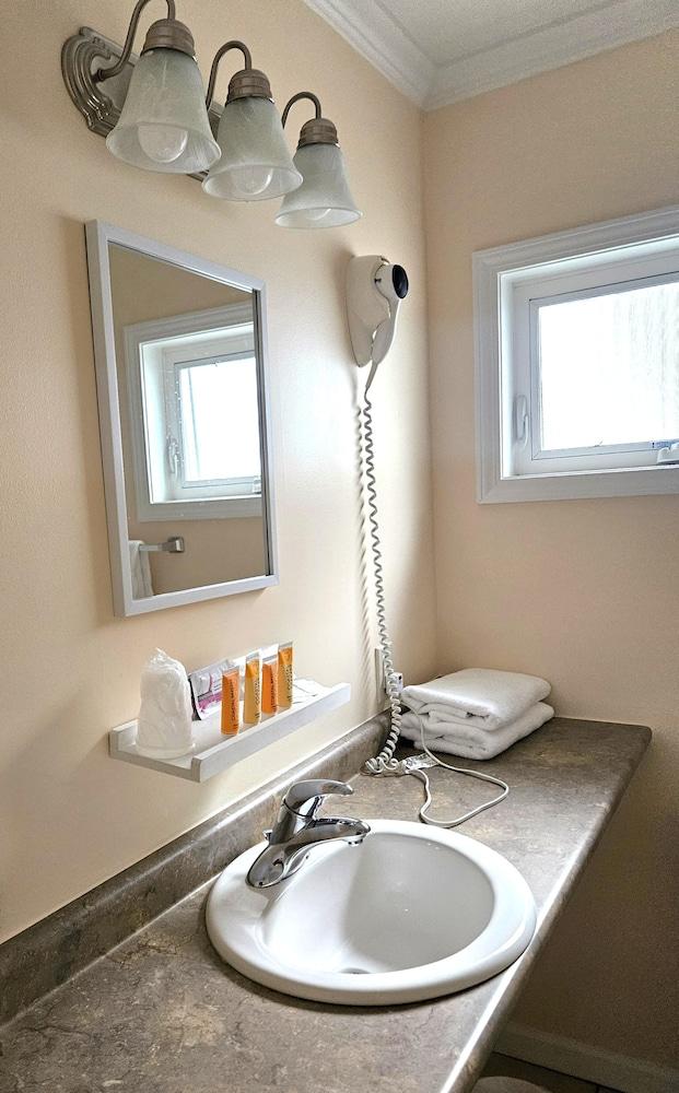 Capt.'s Inn & Suites photo 44