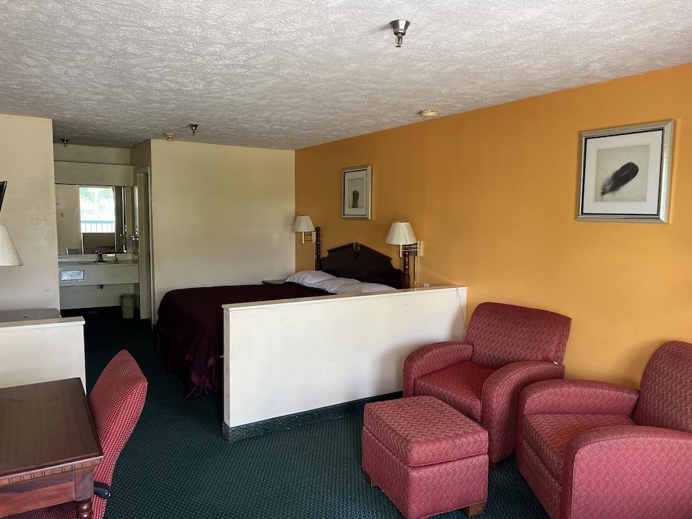 Deluxe Inn & Suites photo 18
