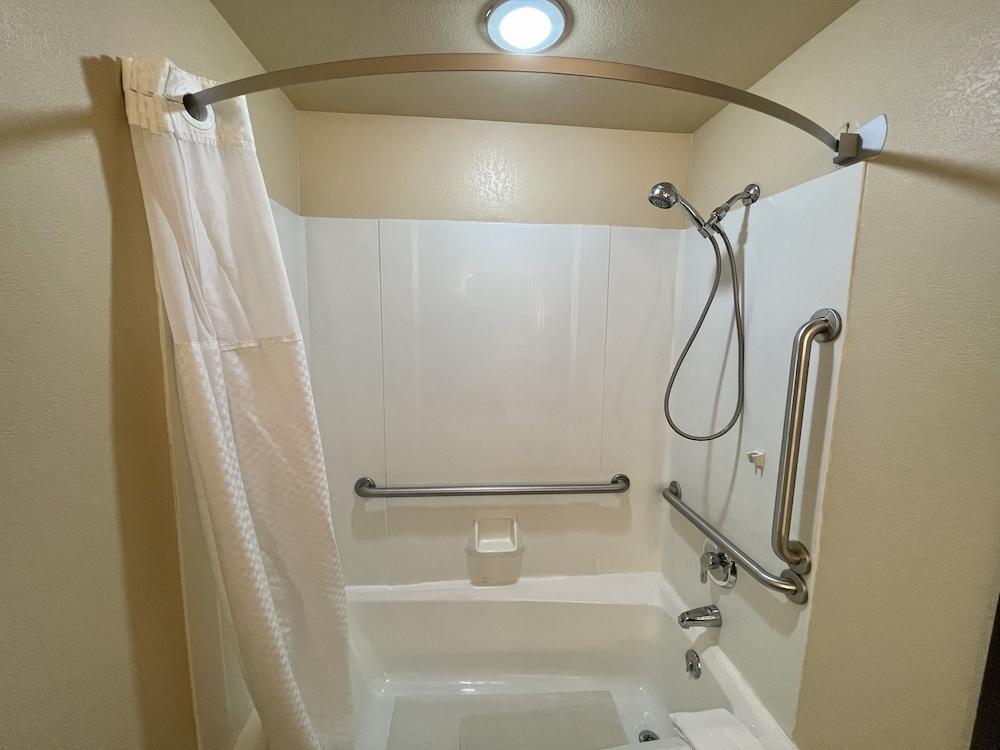Super 8 by Wyndham Macon photo 17