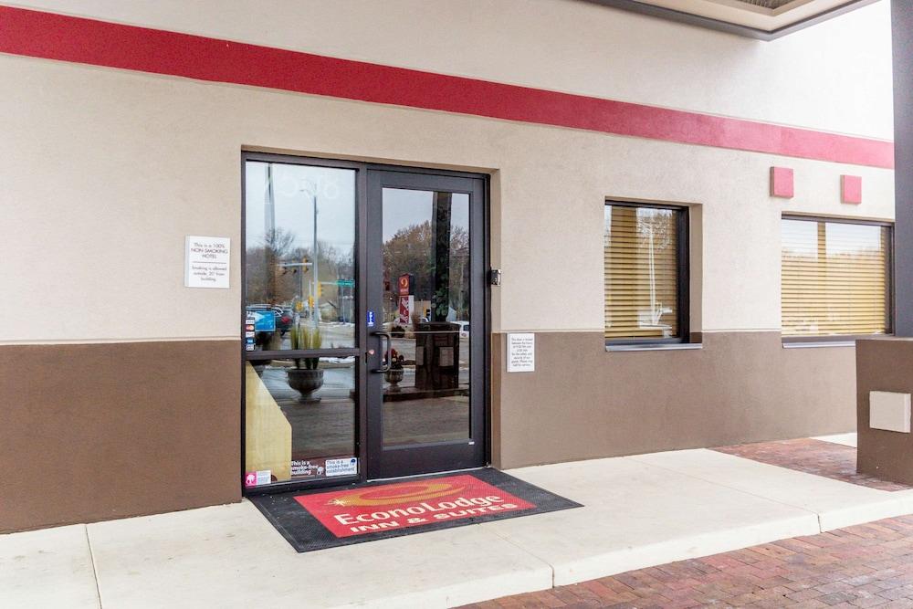 Econolodge Inn & Suites photo 57