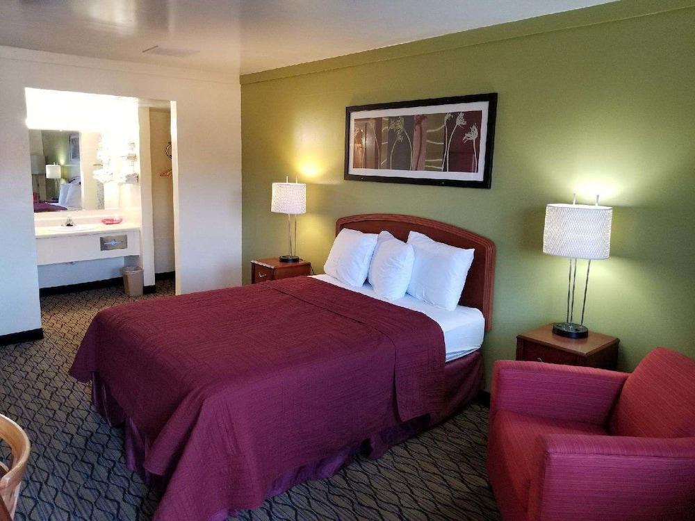 Economy Inn & Suites photo 4