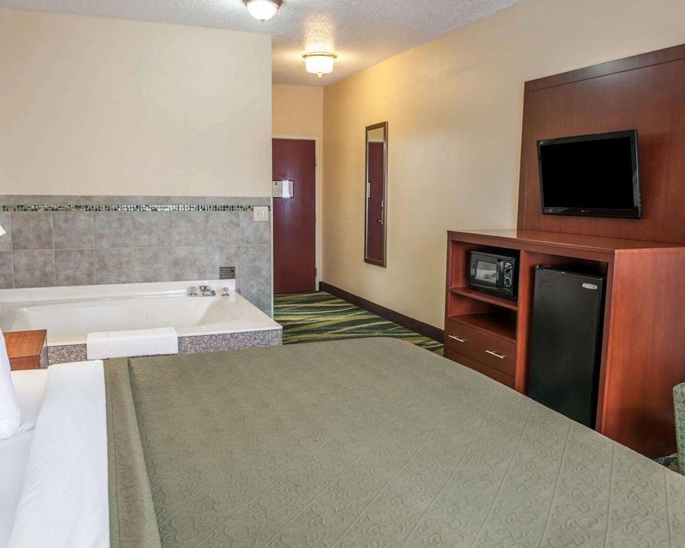 Quality Inn & Suites South Bend Airport photo 27