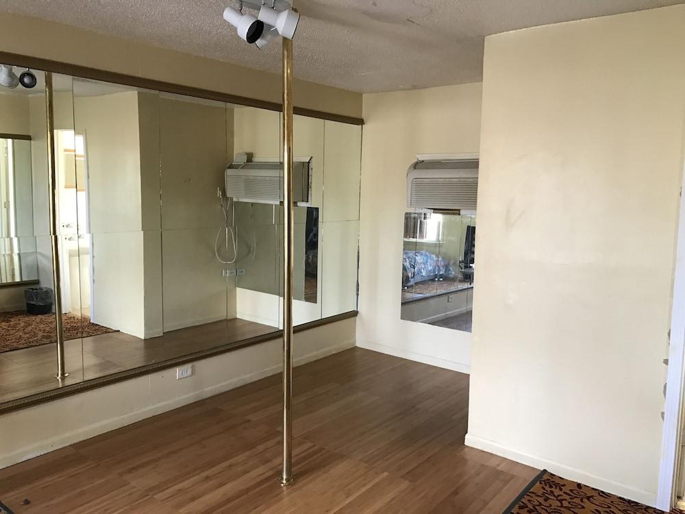 Presidential Inn & Suites photo 8
