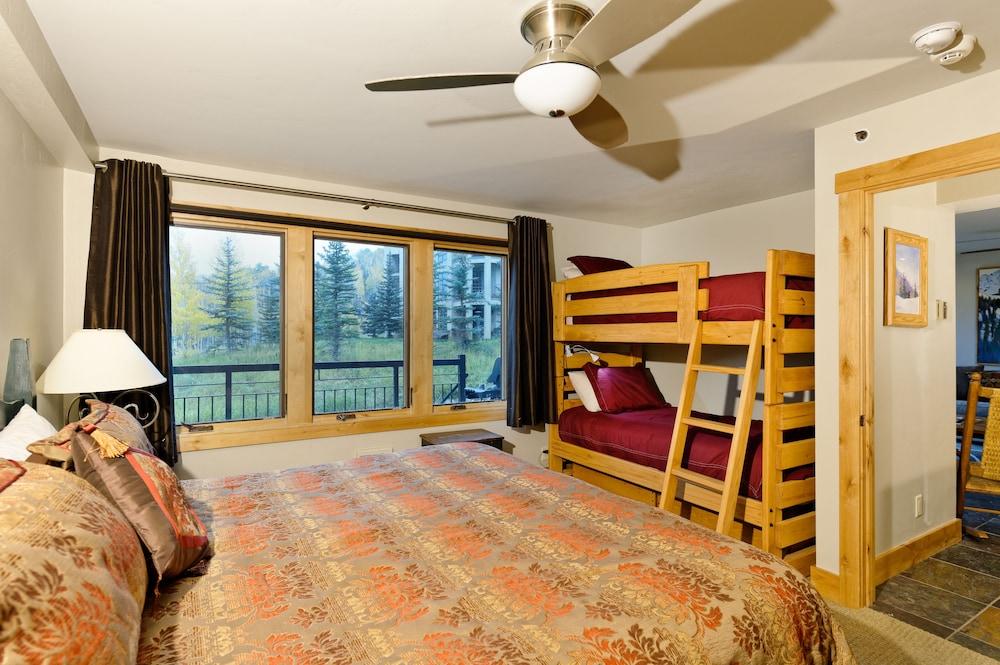 The Crestwood Condominiums photo 5