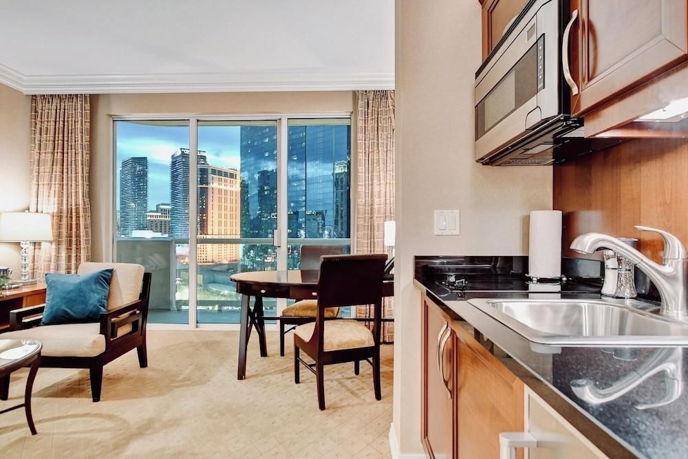 Premium Suite w/balcony at The Signature photo 12
