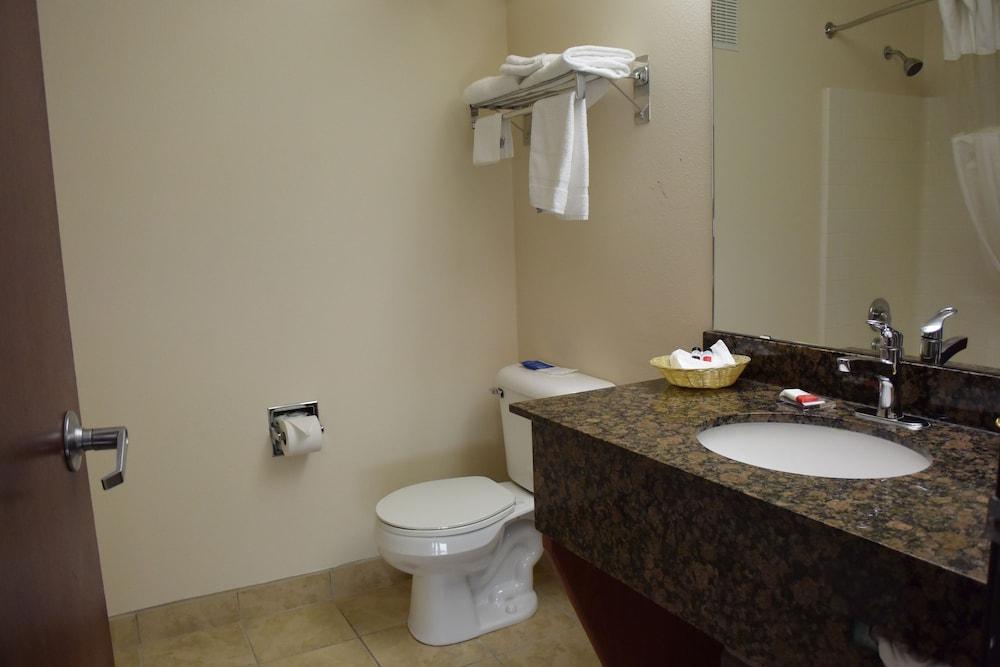 Travelodge Suites by Wyndham Newberg photo 42
