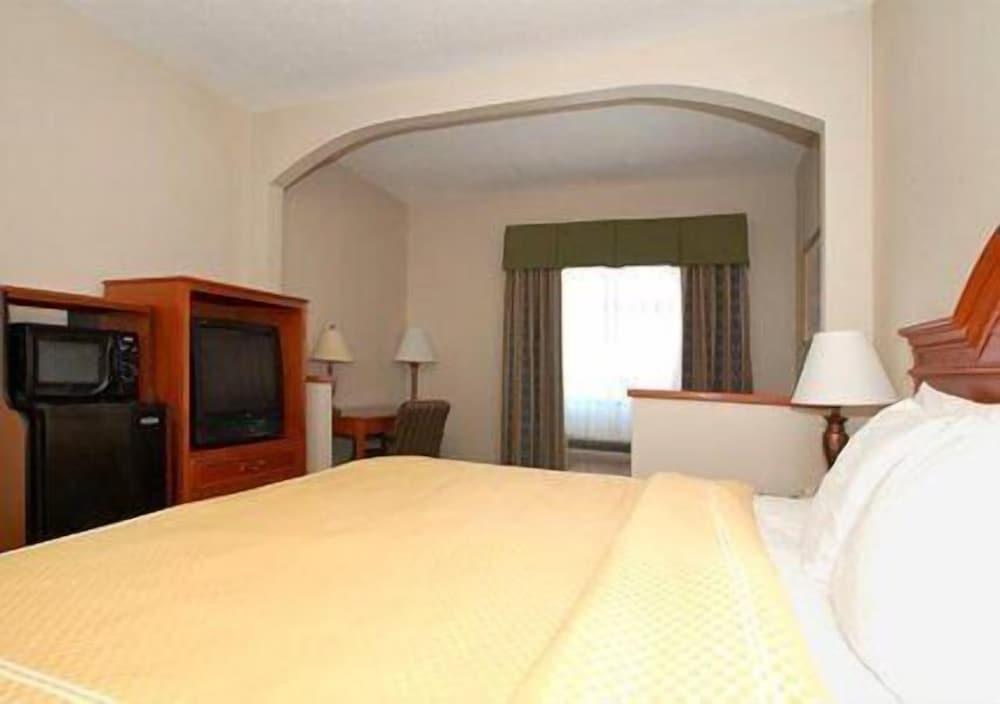 Comfort Suites Fairgrounds West photo 24