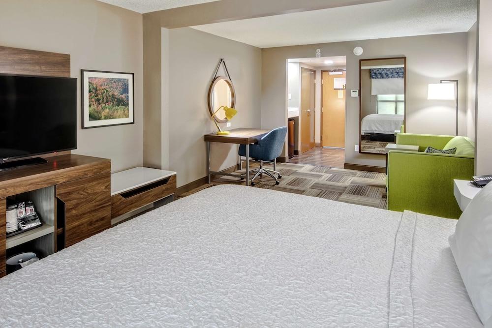 Hampton Inn Latrobe photo 23