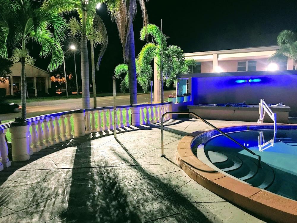 Tropical Inn & Suites photo 31