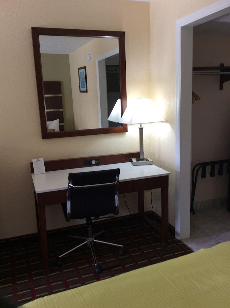 Days Inn by Wyndham Cornelia photo 4