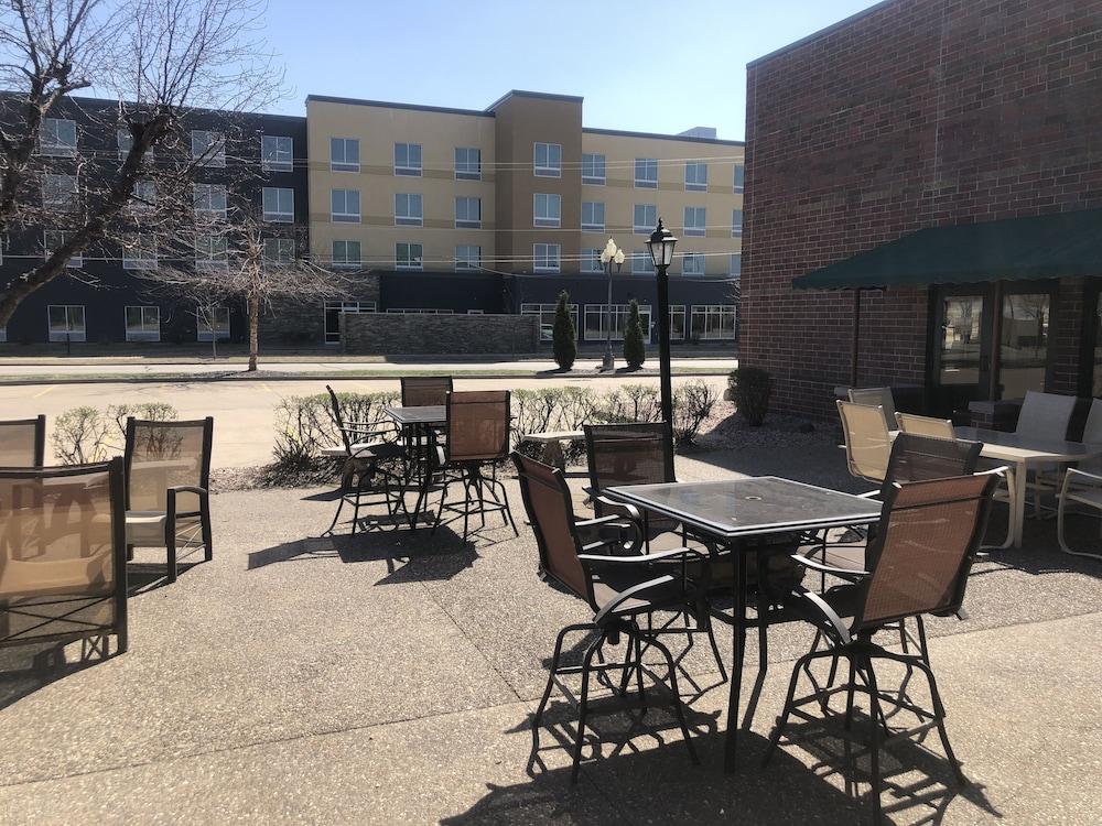 Express Suites Riverport Inn & Suites photo 22