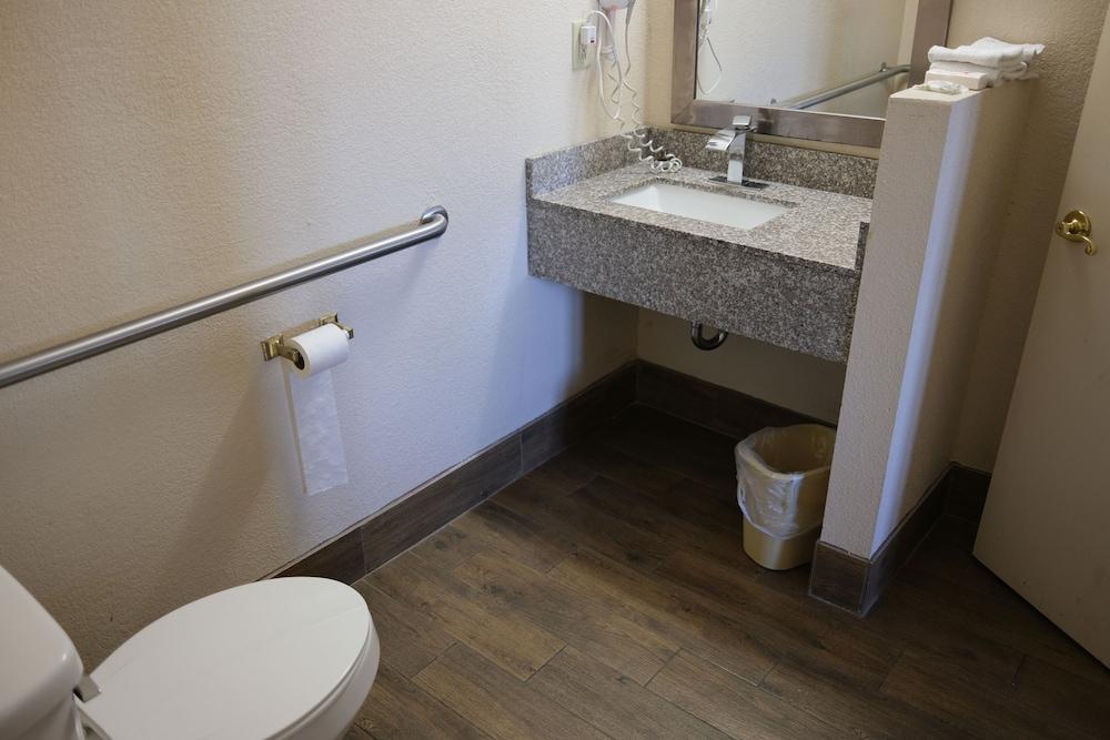 Red Roof Inn Staunton photo 8