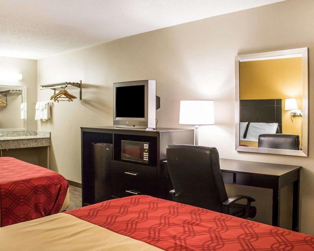 Econo Lodge Columbus West photo 11