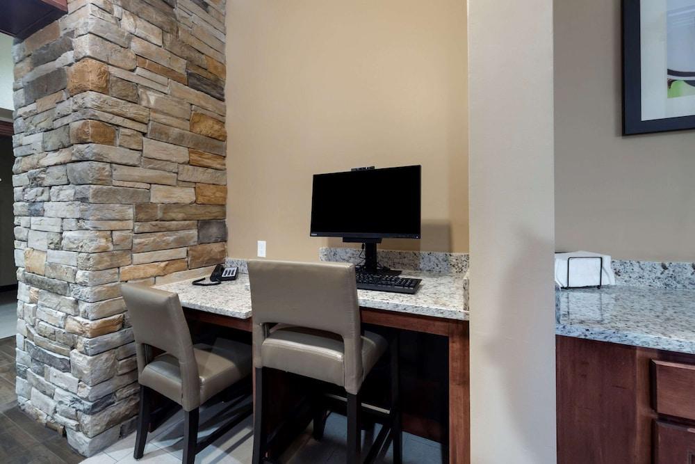 Comfort Inn & Suites Harrah photo 24
