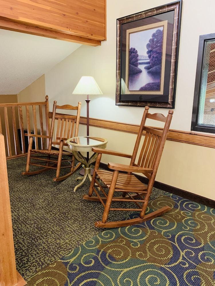 AmericInn by Wyndham Kewanee photo 45