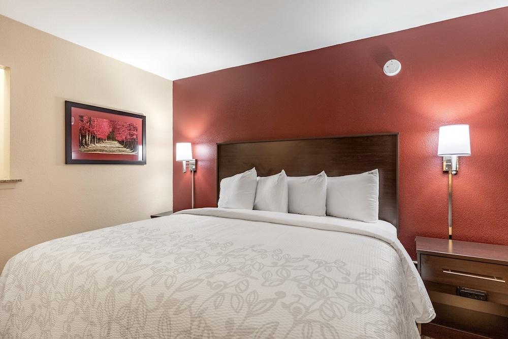 Red Roof Inn PLUS+ & Suites Houston - IAH Airport SW photo 19