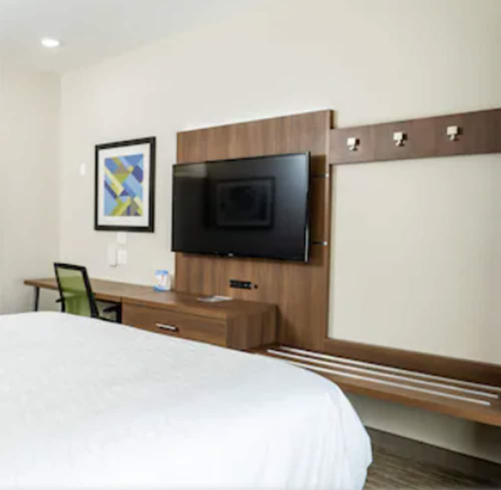 Holiday Inn Express & Suites Lake Forest by IHG photo 18
