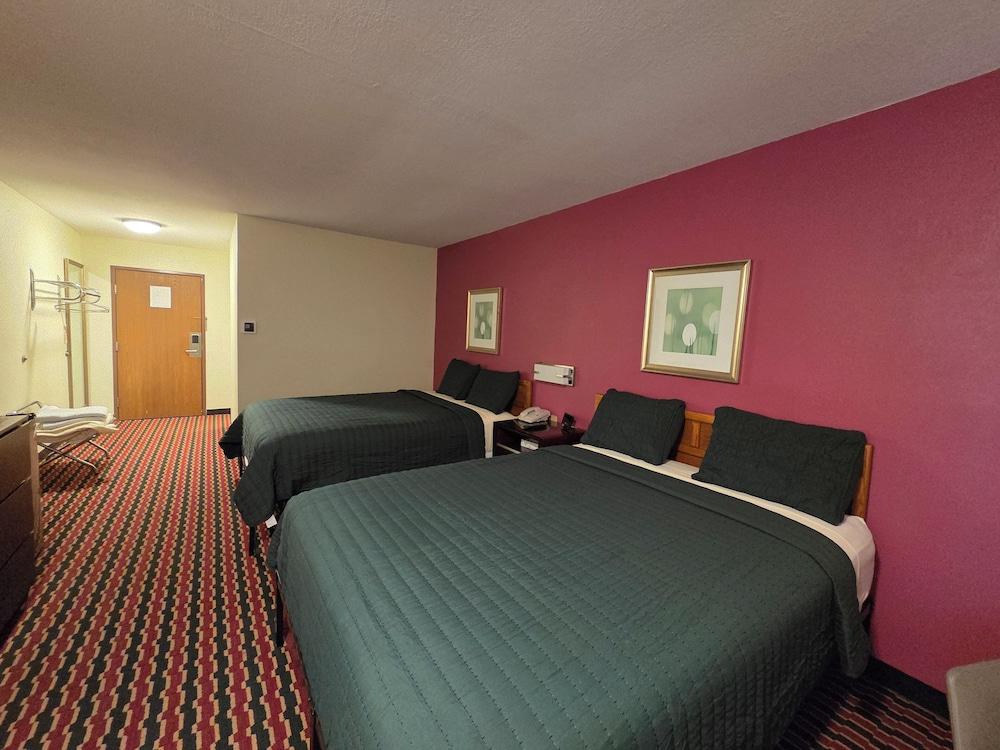 Chesaning Inn & Suites photo 11
