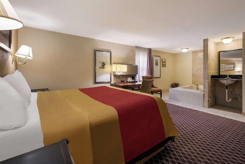 Rodeway Inn photo 8