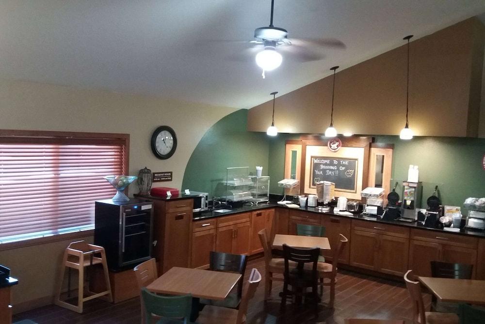 AmericInn by Wyndham Kewanee photo 52
