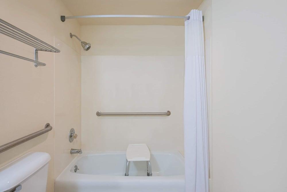 Days Inn by Wyndham Fremont photo 3