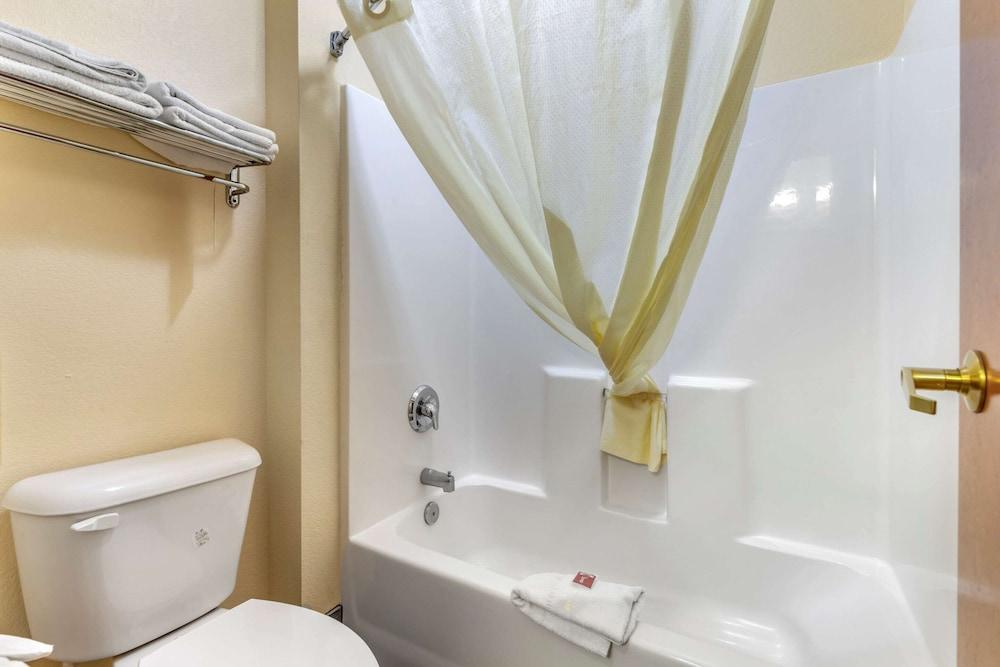 Econo Lodge Brunswick Travel Center photo 17