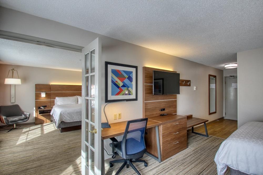 Holiday Inn Express Hotel & Suites Oshkosh by IHG photo 18