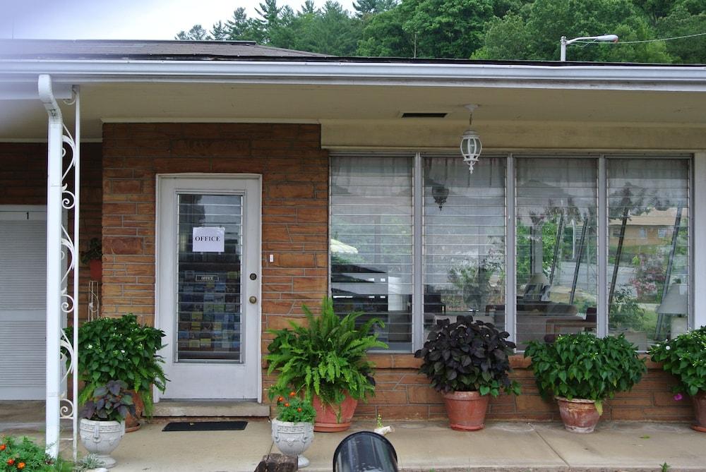 RoseWood Inn photo 35
