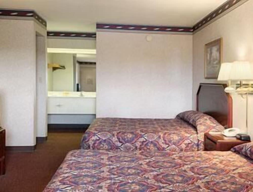 Days Inn by Wyndham Saint Pauls photo 9