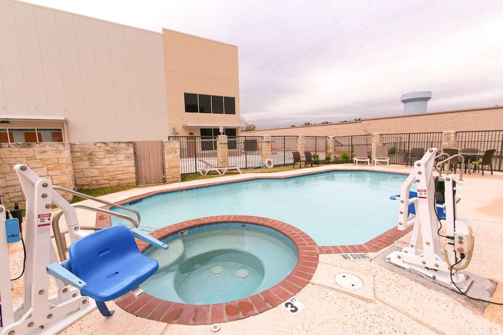 Comfort Suites Austin NW Lakeline photo 2
