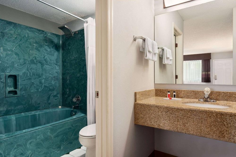 Days Inn by Wyndham Anderson photo 11