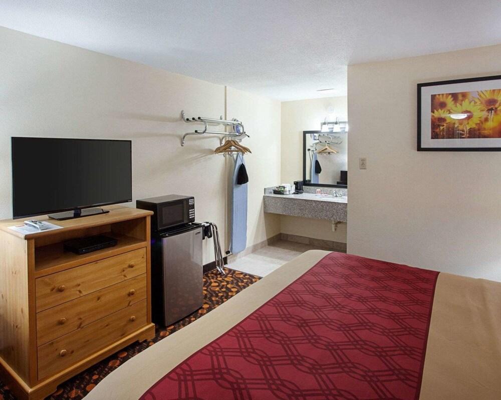 Econo Lodge Phillipsburg photo 8