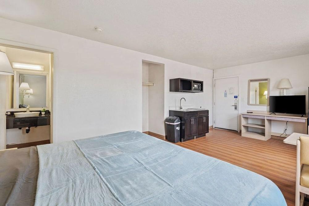 Evanston Inn Extended Stay photo 27