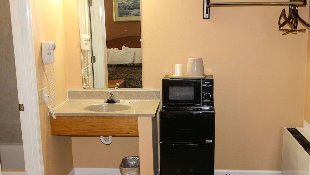 Budget Inn of Lynchburg and Bedford photo 4