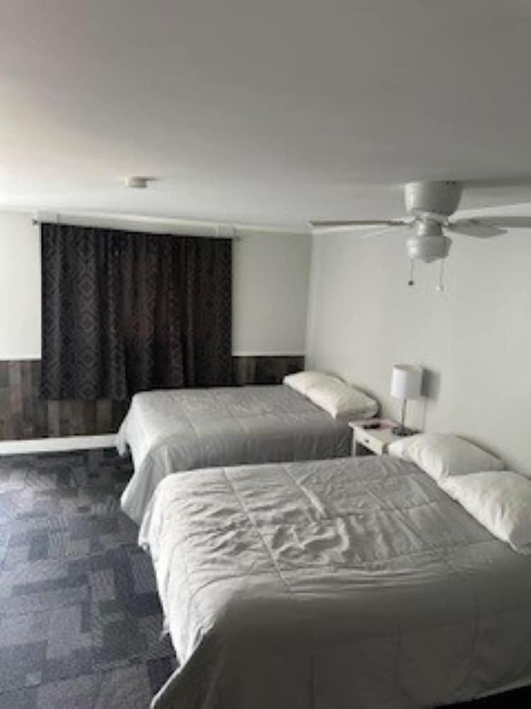 Colonial Motel photo 7