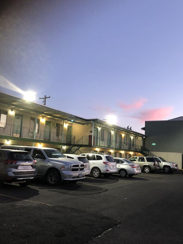 Best Budget Inn photo 36
