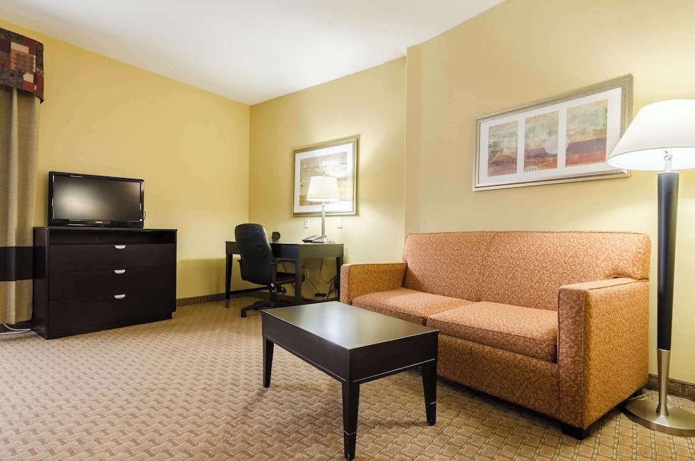 Comfort Suites Salina South photo 37