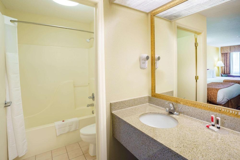 Travelodge by Wyndham Montgomery East photo 27