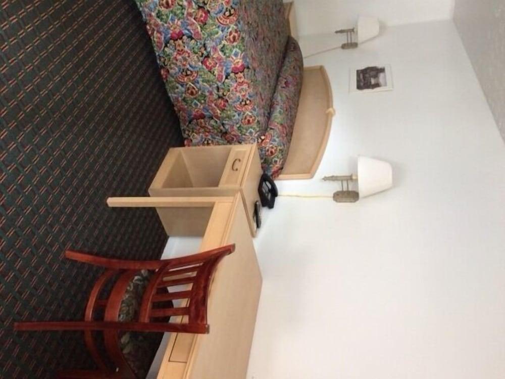 Royal Inn Motel photo 8