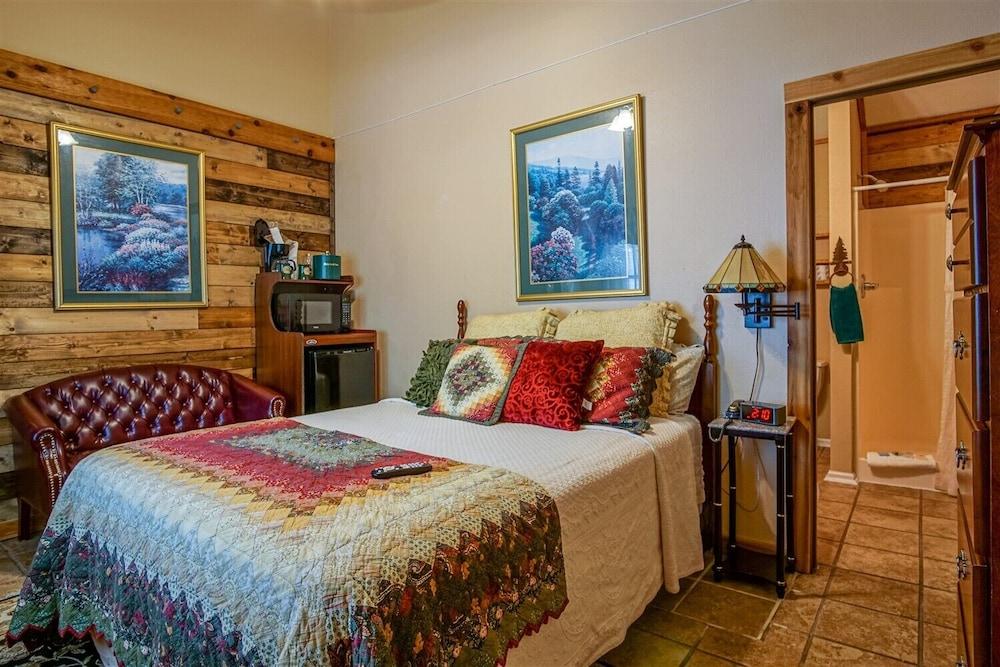 Hemlock Inn photo 45