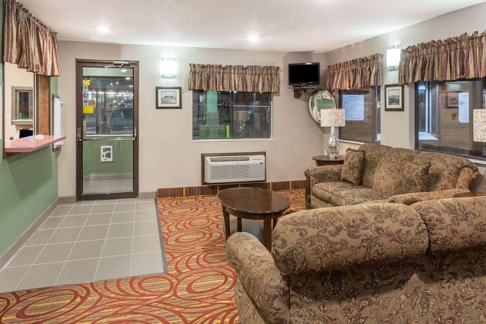 Super 8 by Wyndham Rock Springs photo 2