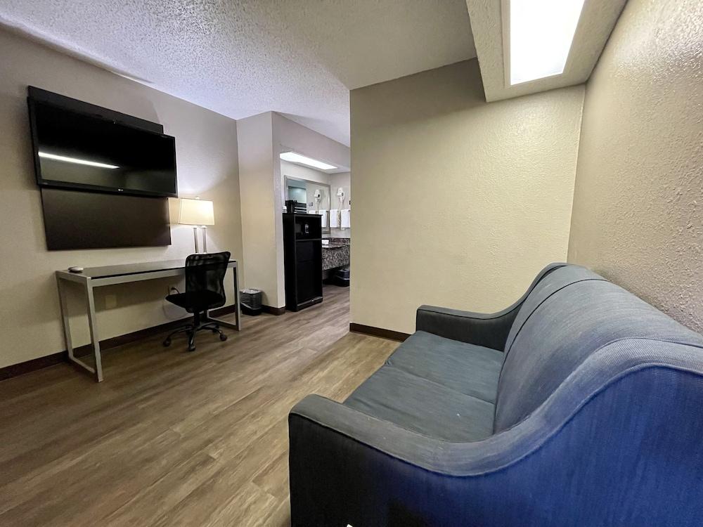 Red Roof Inn & Suites Jackson - Richland photo 11