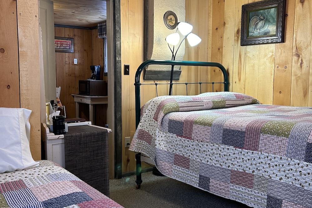 Moore's Old Pine Inn photo 13