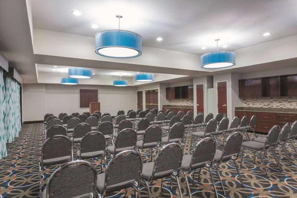 La Quinta Inn & Suites by Wyndham Covington photo 30
