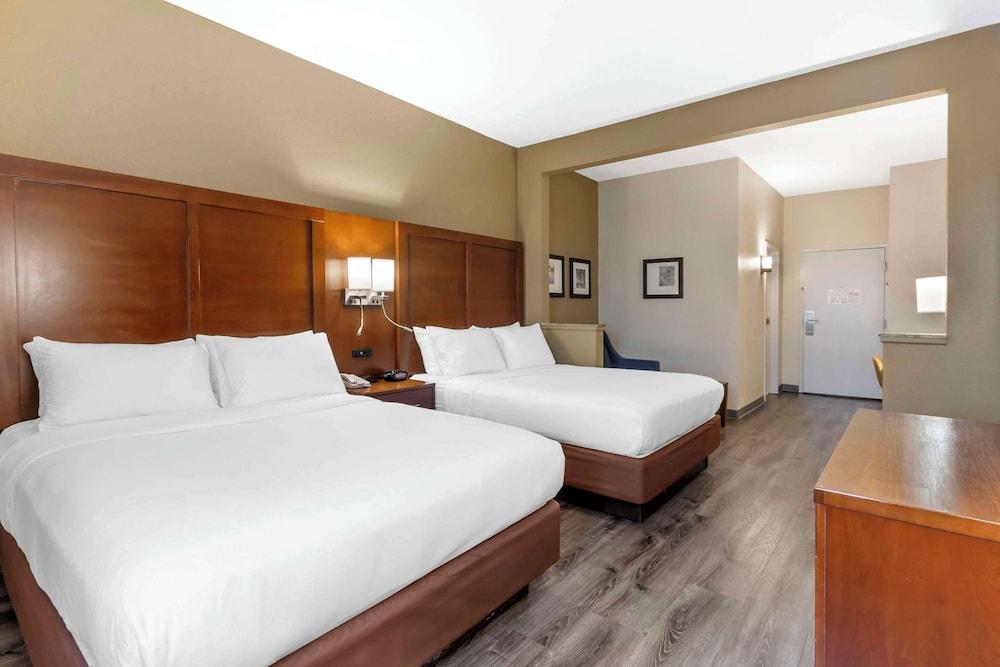 Comfort Suites photo 12