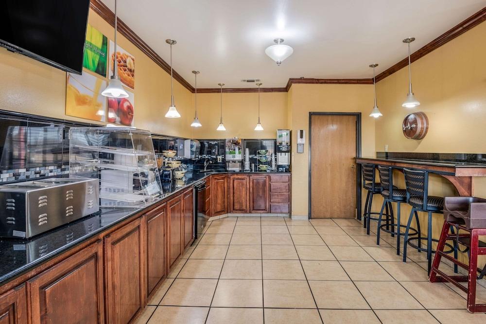 Econo Lodge Lubbock I-27 photo 31