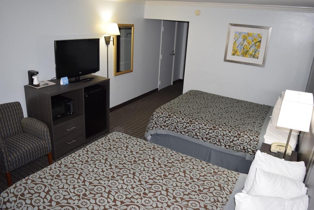 Days Inn by Wyndham Rock Falls photo 34