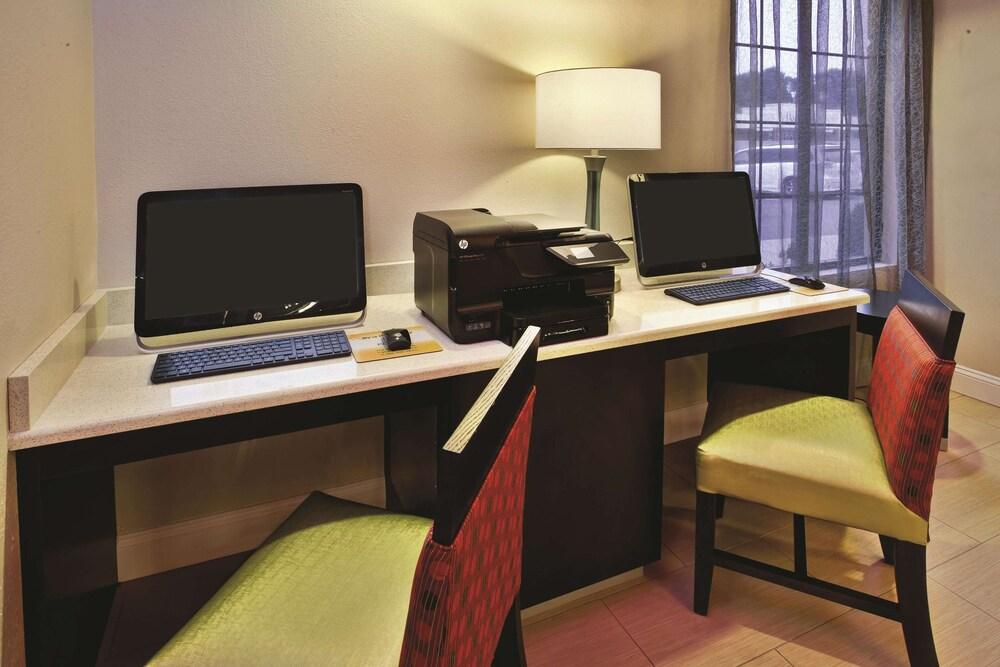 La Quinta Inn & Suites Summersville / New River National Park photo 48
