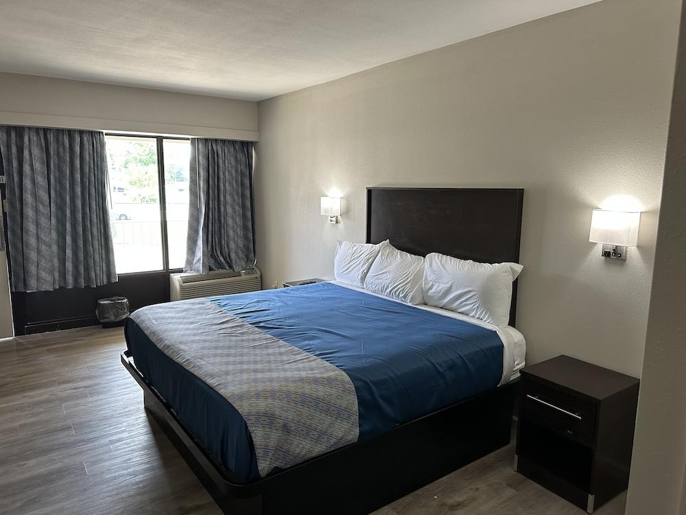 Oakwood Inn photo 5